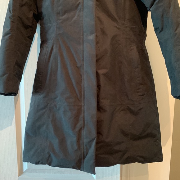 North Face women’s parka with faux fur hood. - Picture 8 of 10